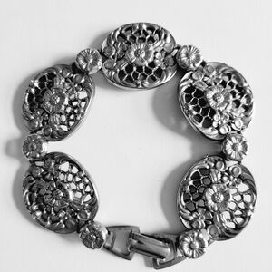 Vintage Silver Tone Floral Bracelet W Fold-Over Clasp Y2K Feminine Romantic